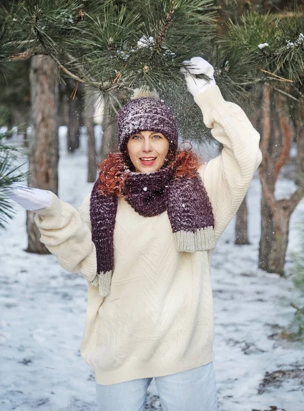 Усміхнена Жінка Грає Снігом — стокове фото