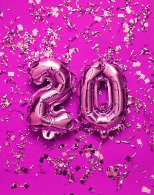 Şenlikli arka planda parıldayan parlak balonlar.