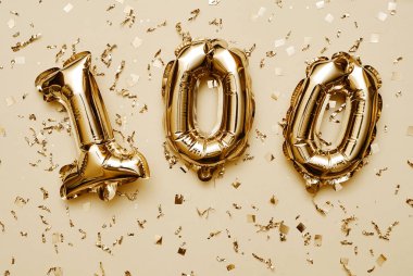 Şenlikli arka planda parıldayan parlak balonlar.