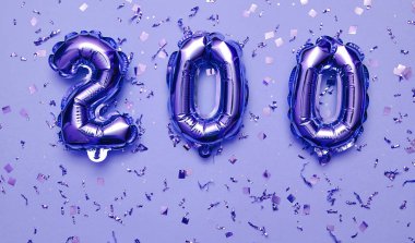 Şenlikli arka planda parıldayan parlak balonlar.