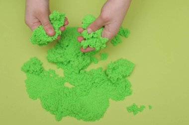 çocuk kinetik kumla oynuyor 