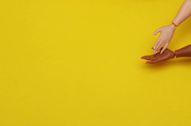 Bebek elleri sarı arkaplanda