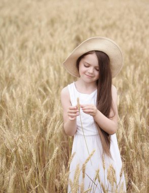  Küçük tatlı kız çayırda poz veriyor..