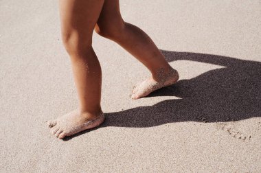 çocuk ayakları kumda