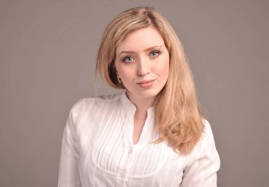 Piercingli genç iş kadınının portresi.