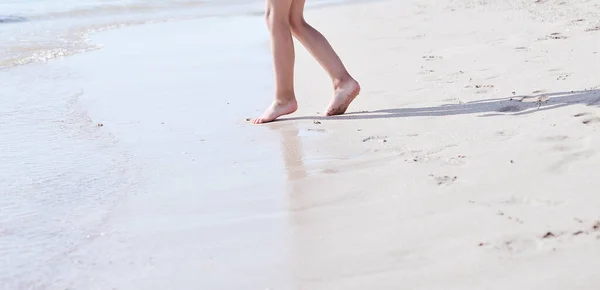 健康的な子供時代の概念 砂の質感の赤ん坊の足 夏時間 — ストック写真