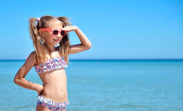 Schattig Gelukkig Meisje Heeft Plezier Het Strand Zomer Tijd Concept — Stockfoto