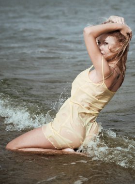 Kumsalda poz veren güzel sarışın kadın. 