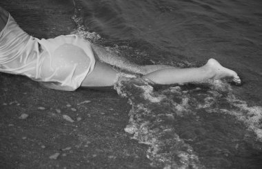 Sahilde kadın bacakları var..