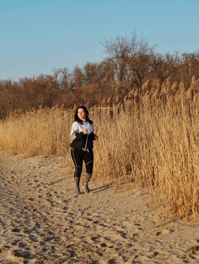 Kadınlar açık havada egzersiz yapar. Kumsalda güzel bir genç kadın. Fitness konsepti. 