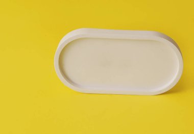 Geometrik şekilli sarı renkli podyum. Beton, alçı geometrik şekilli sahne.