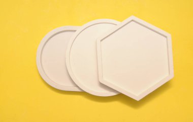 Geometrik şekilli sarı renkli podyum. Beton, alçı geometrik şekilli sahne.