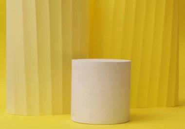 Geometrik şekilli sarı renkli podyum. Beton, alçı geometrik şekilli sahne.