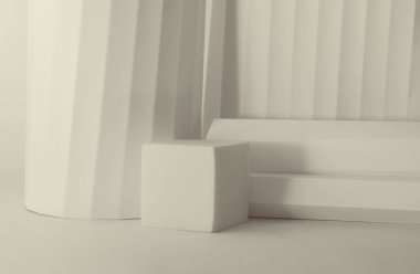 Geometrik şekilli, beyaz renkli bir podyum. Beton, alçı geometrik şekilli sahne.