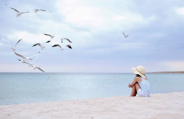 모자를 귀여운 해변의 갈매기를 — 스톡 사진