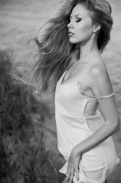 Foto Bianco Nero Bella Donna Bionda Posa Sulla Spiaggia — Foto Stock