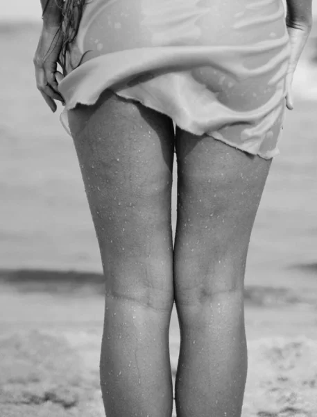 Женские Ноги Фоне Пляжа — стоковое фото