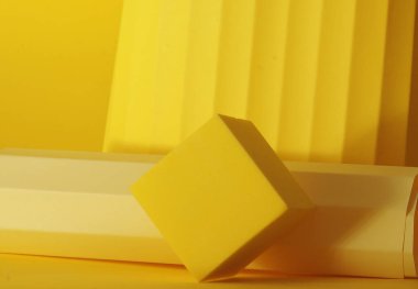 Geometrik şekilli podyum. Beton, alçı geometrik şekilli sahne.