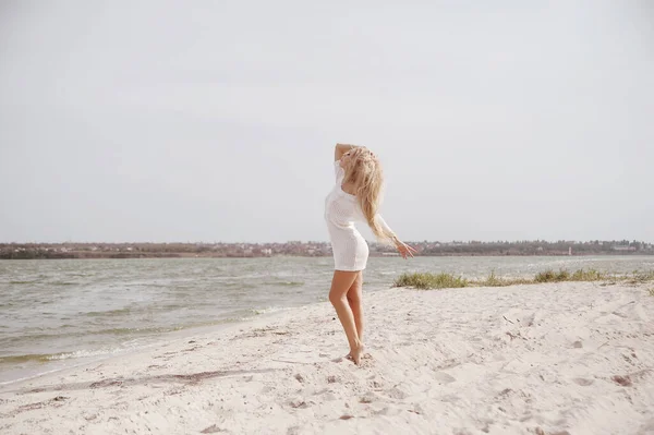 Schöne Blonde Frau Posiert Strand — Stockfoto