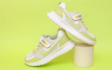  Renkli arka planda moda yeşil ayakkabılar. Sportif moda ayakkabılar..