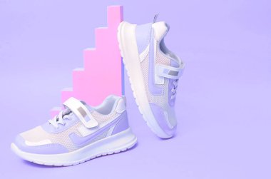  Renkli arka planda modaya uygun mor ayakkabılar. Sportif moda ayakkabılar..