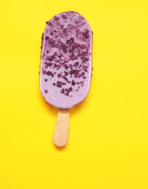 Sarı zemin üzerinde lavanta rengi dondurma.