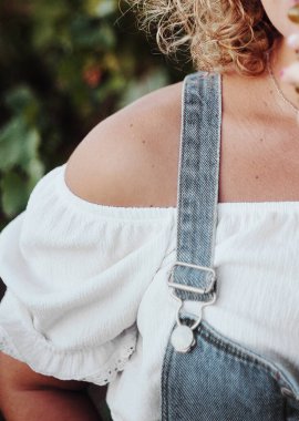 Şık kot elbiseli bir kadın.