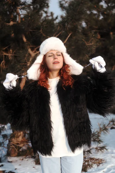 Mujer Sonriente Divierte Con Nieve Aire Libre — Foto de Stock
