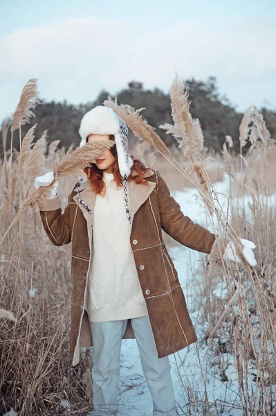 Mujer Sonriente Divierte Con Nieve Aire Libre — Foto de Stock