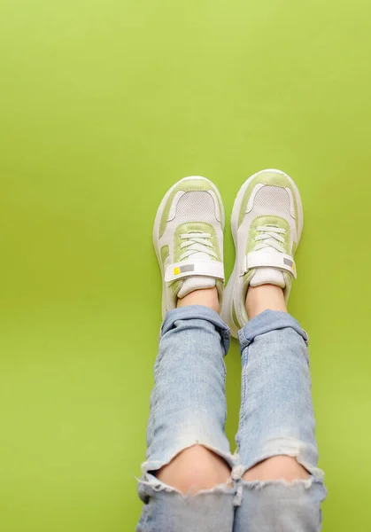 Patas Femeninas Elegante Zapatilla Deportiva Sobre Fondo Colorido Zapatos Moda — Foto de Stock