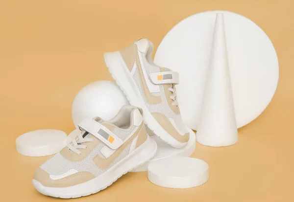 Модне Бежеве Взуття Барвистому Фоні Спортивне Модне Взуття — стокове фото