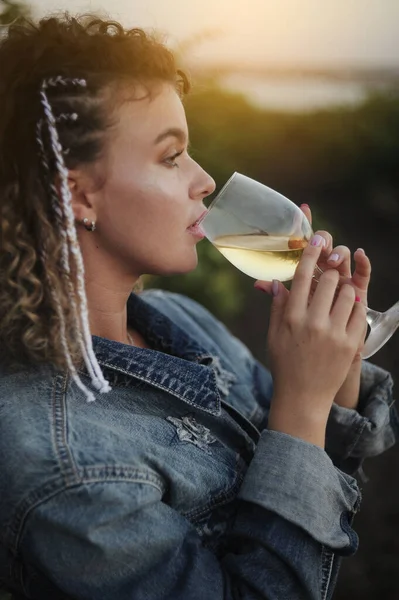 Jeune Femme Avec Verre Vin Des Raisins Posant Dans Vignoble — Photo
