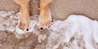 Kum dokusunda kadın bacakları.