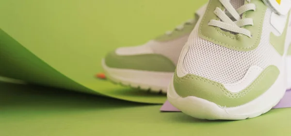 Trendy Groene Schoenen Kleurrijke Achtergrond Sportieve Modieuze Schoenen — Stockfoto