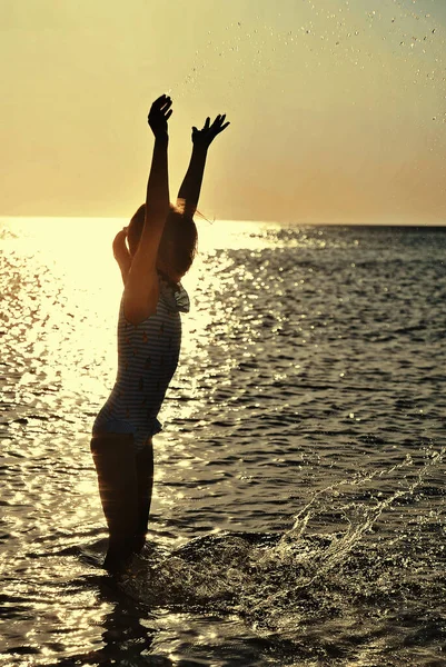 아름다운 아가씨가 해변에서 즐거운 시간을 보내고 — 스톡 사진