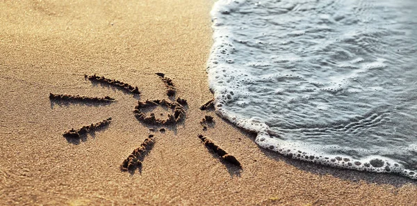 Handgeschriebenes Symbol Der Sonne Auf Dem Sand — Stockfoto