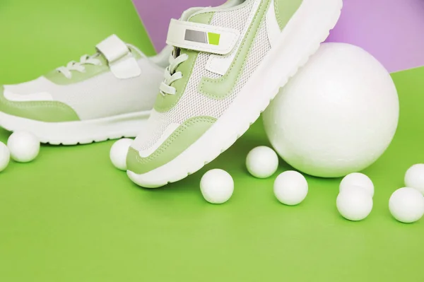 Zapatos Verdes Sobre Fondo Colorido Zapatos Deportivos Moda — Foto de Stock