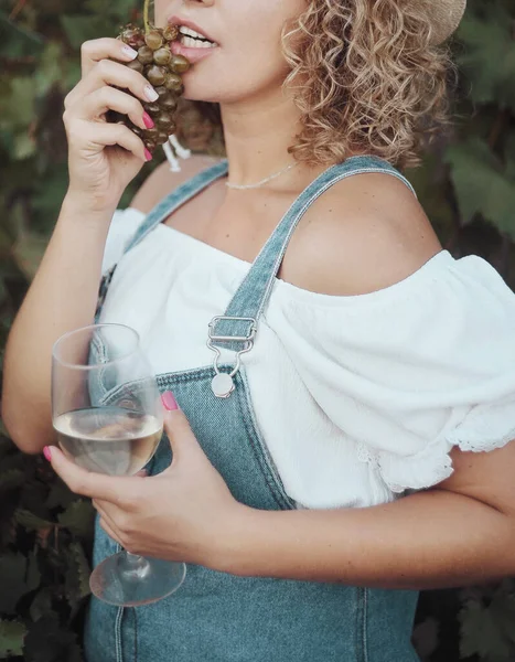 Jeune Femme Avec Verre Vin Des Raisins Posant Dans Vignoble — Photo