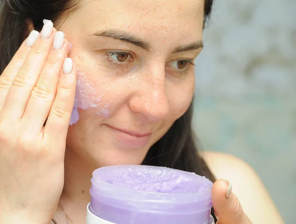 Mulher Bonita Aplica Esfoliação Violeta Seu Rosto Mulher Fazendo Tratamentos — Fotografia de Stock