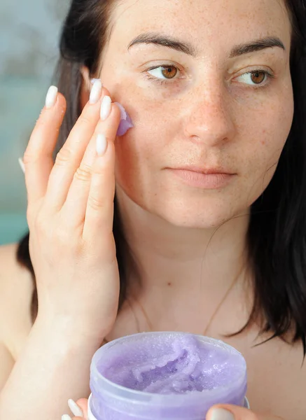 Mulher Bonita Aplica Esfoliação Violeta Seu Rosto Mulher Fazendo Tratamentos — Fotografia de Stock