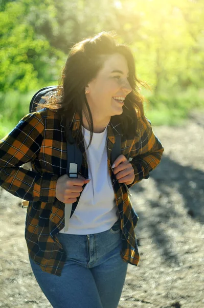 Glimlachende Vrolijke Vrouw Geel Geruite Shirt Met Een Reistas Brengt — Stockfoto