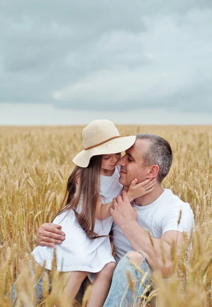 Vater Und Tochter Haben Spaß Auf Dem Feld Glückliches Familienkonzept — Stockfoto