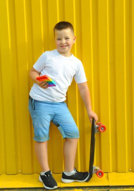 Çocuk bir oyuncakla oynuyor. Sarı arka planda oynatıyor. 