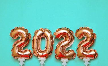Folyo balonlardan gelen 2022 numaralı festival arka planında. Yeni yıl konsepti. Noel temasının şenlikli arka planı 