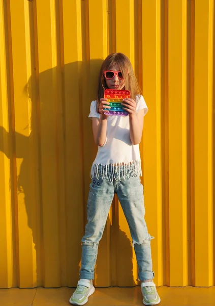 Niño Juega Con Simple Juguete Hoyuelo Sobre Fondo Color Amarillo —  Fotos de Stock