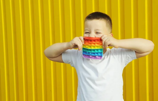 Çocuk Bir Oyuncakla Oynuyor Sarı Arka Planda Oynatıyor — Stok fotoğraf