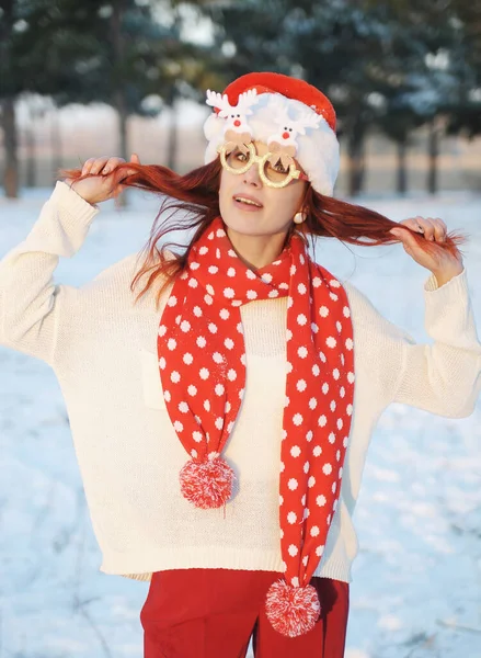 Жінка Светрі Капелюсі Санта Клауса Розважається Лісі Сніжну Погоду — стокове фото