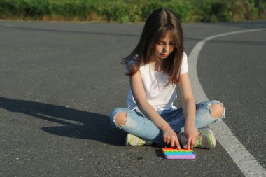 Çocuk basit gamzeli oyuncakla oynar. 