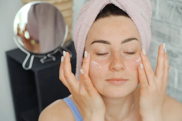 Een Vrouw Maakt Schoonheidsbehandelingen Thuis Vrouw Brengt Scrub Haar Gezicht — Stockfoto