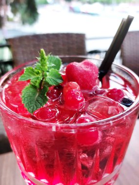  Buzlu ve naneli çilekli kokteyl.